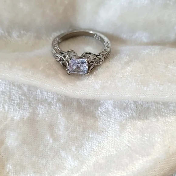 Exquisite Zircon Diamond Engagement Ring - Picture 3 of 8